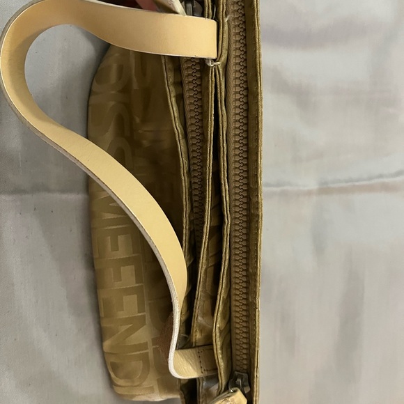 Fendi Gold Monogram Shoulder Bag Luxurious Design - Picture 3 of 11